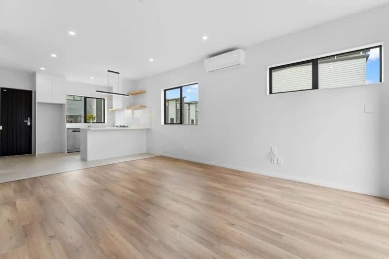 Photo of property in 28 Whare Kauri Road, Papakura, 2110