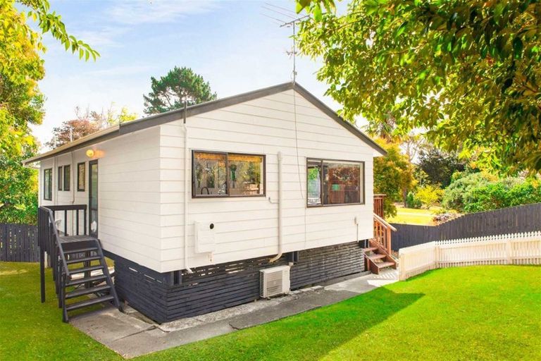 Photo of property in 2/123 Millbrook Road, Sunnyvale, Auckland, 0612