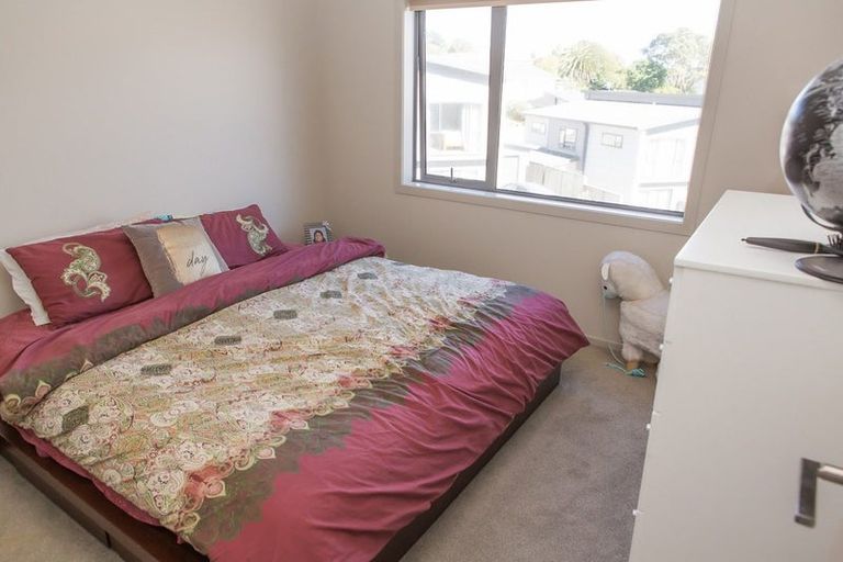 Photo of property in 8 Brindle Way, Newlands, Wellington, 6037