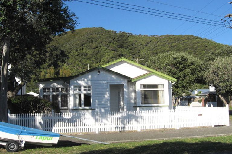 Photo of property in 15 Tuatoru Street, Eastbourne, Lower Hutt, 5013
