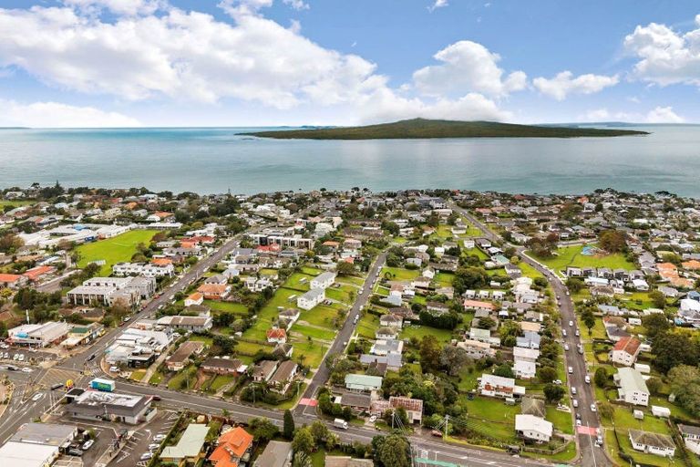 Photo of property in 1/118 Lake Road, Belmont, Auckland, 0622