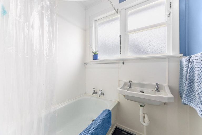 Photo of property in 76-78 Sievers Grove, Cannons Creek, Porirua, 5024