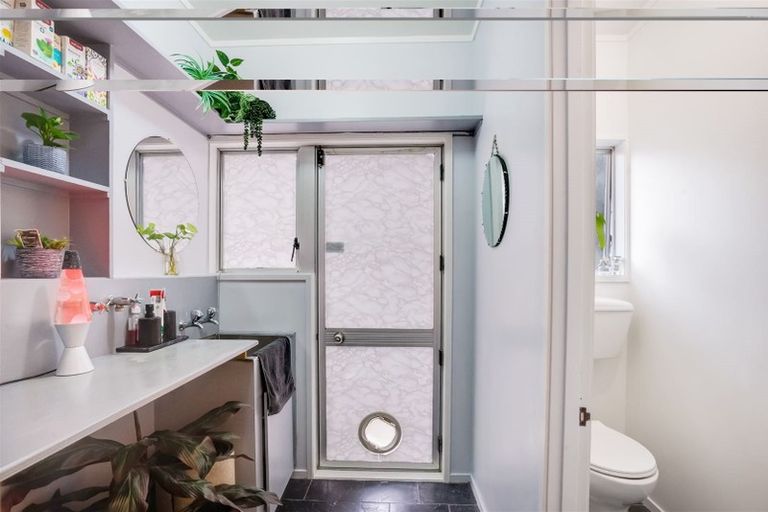 Photo of property in 9 Longbill Place, Glendene, Auckland, 0602