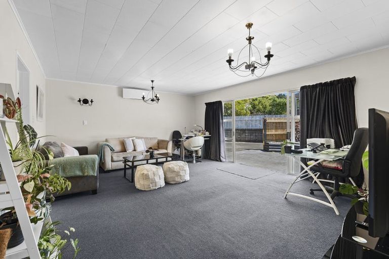 Photo of property in 2/12 Ambury Place, Merrilands, New Plymouth, 4312