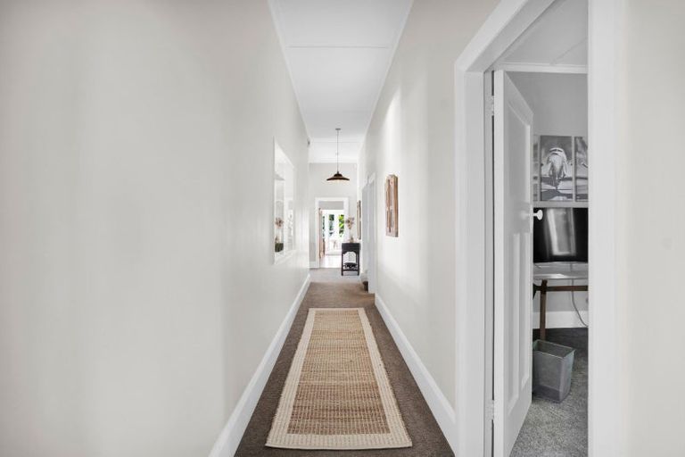 Photo of property in 18 Ridge Lane, New Plymouth, 4310