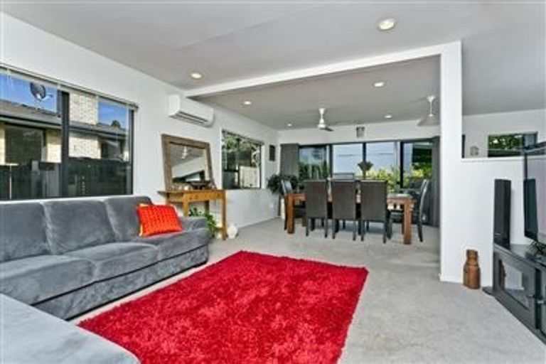 Photo of property in 2/182 Queen Street, Northcote Point, Auckland, 0627