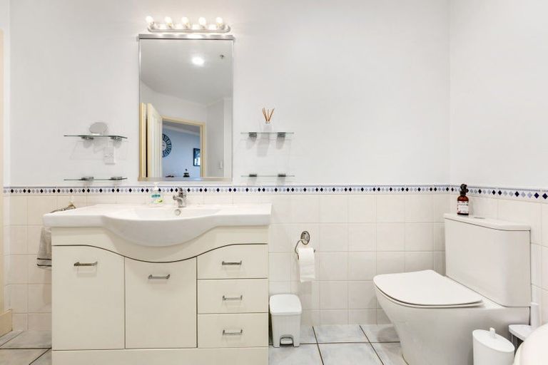 Photo of property in 1c Queen Street, New Plymouth, 4310