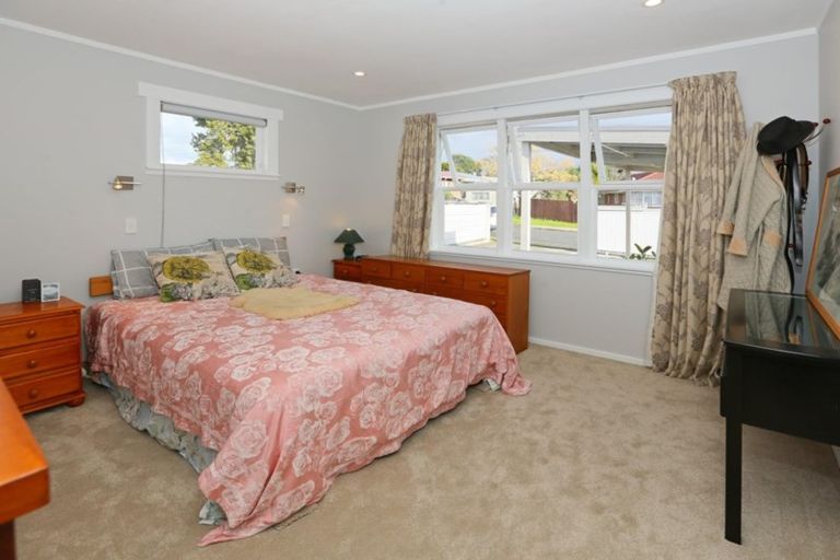 Photo of property in 3 Glen Marine Parade, Glendene, Auckland, 0602