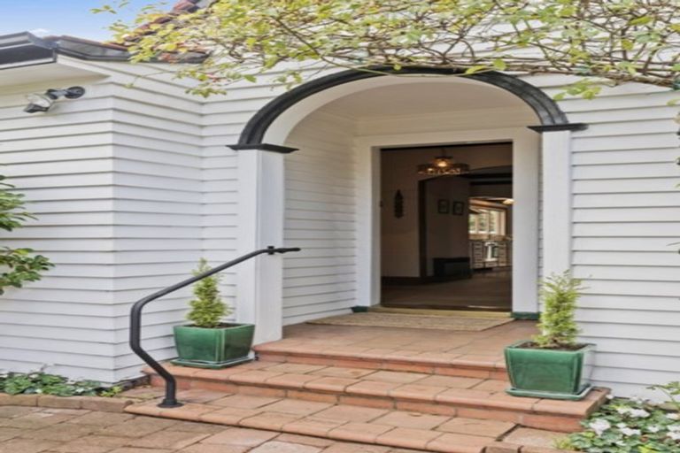 Photo of property in 195 Queen Street, Northcote Point, Auckland, 0627