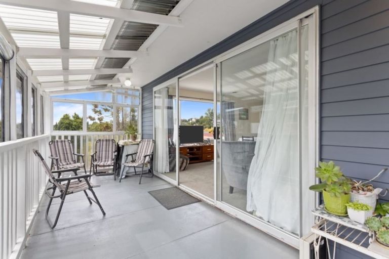 Photo of property in 52 Ayton Drive, Totara Vale, Auckland, 0629