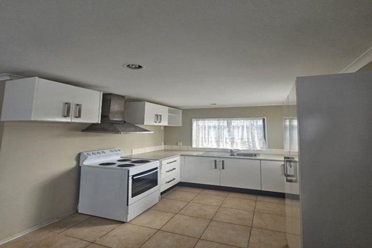Photo of property in 86 Reeves Road, Pakuranga Heights, Auckland, 2010