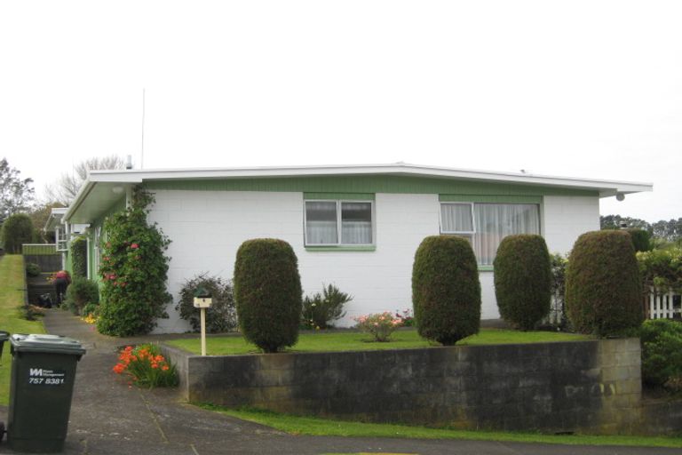 Photo of property in 6a Fairview Place, Westown, New Plymouth, 4310