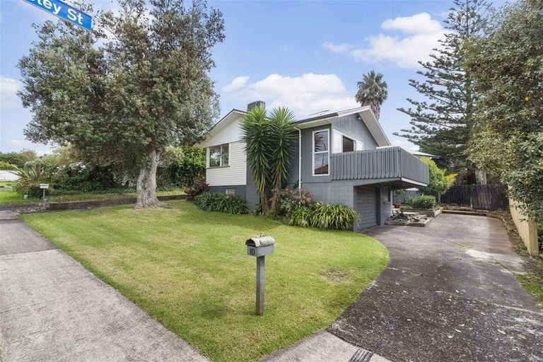 Photo of property in 10 Larne Avenue, Pakuranga Heights, Auckland, 2010