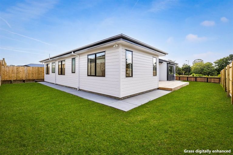 Photo of property in 9 Mcindoe Road, Kumeu, 0810