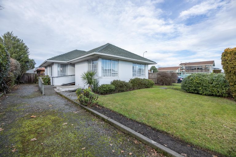 Photo of property in 406 Main North Road, Redwood, Christchurch, 8051