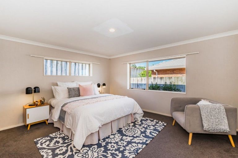 Photo of property in 17 Balmerino Grove, Waikanae, 5036