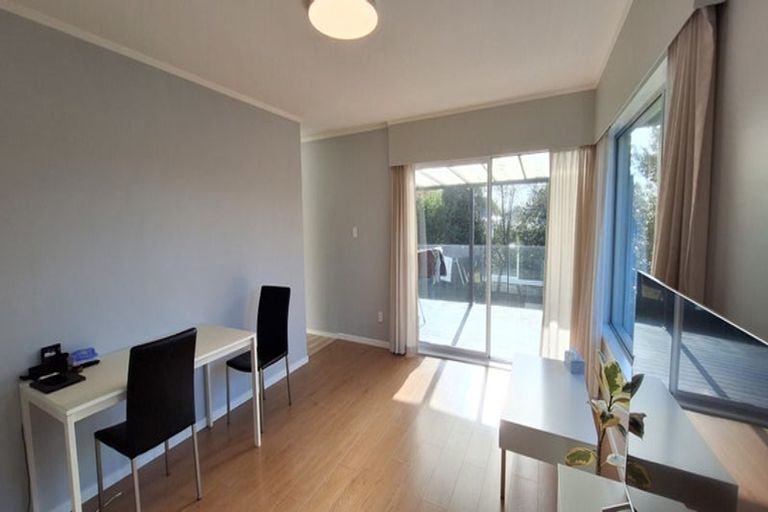 Photo of property in 2/8 Phillipa Place, Browns Bay, Auckland, 0630