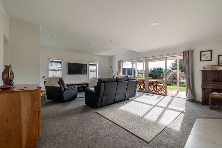 Photo of property in 6 Silkwood Place, Fitzherbert, Palmerston North, 4410