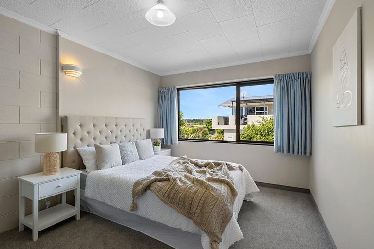 Photo of property in 8 Julian Place, Westown, New Plymouth, 4310