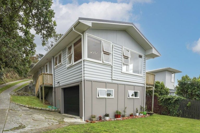 Photo of property in 1 Innes Way, Newlands, Wellington, 6037