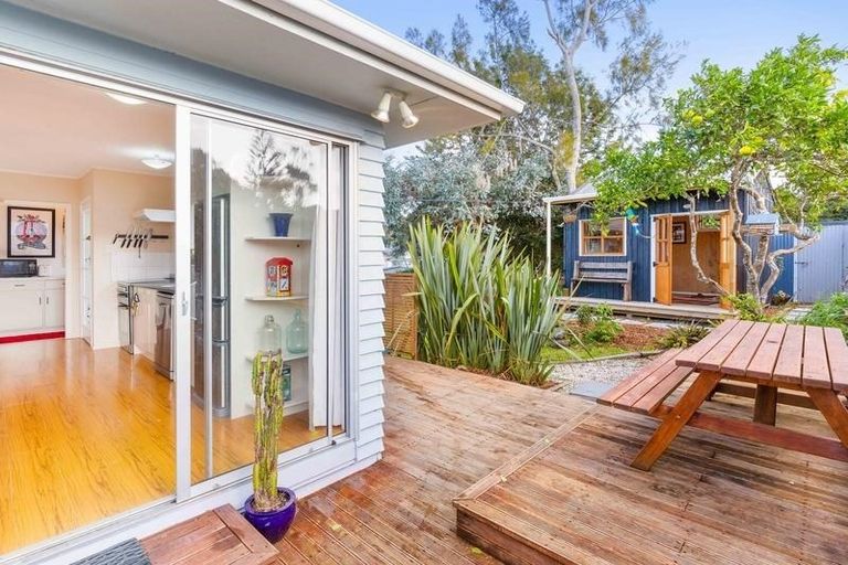 Photo of property in 41 Stottholm Road, Titirangi, Auckland, 0604