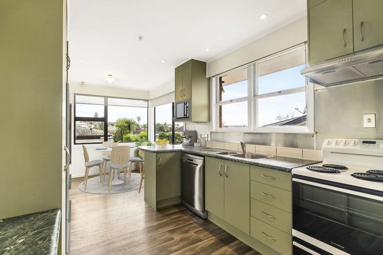 Photo of property in 120 Gossamer Drive, Pakuranga Heights, Auckland, 2010