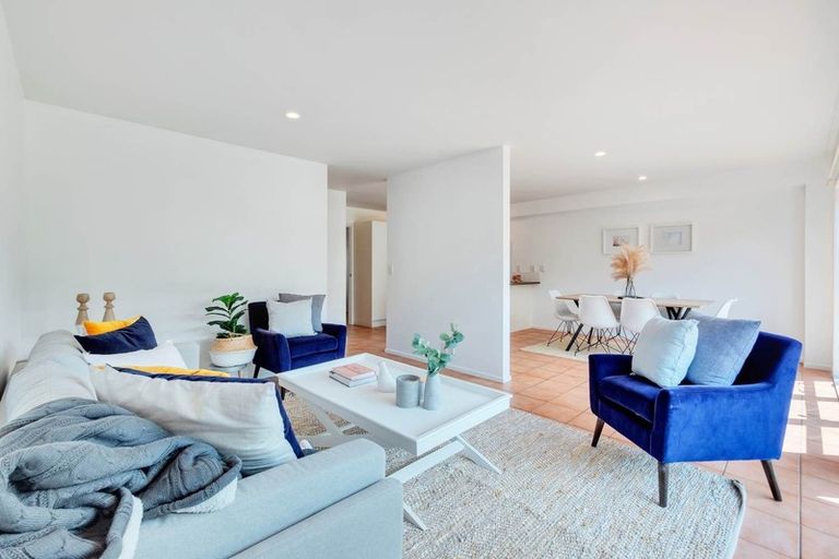 Photo of property in 3/70 Fernhill Way, Oteha, Auckland, 0632