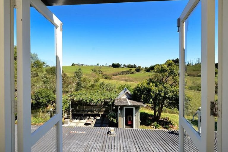 Photo of property in 344 Waitakere Road, Taupaki, Henderson, 0782