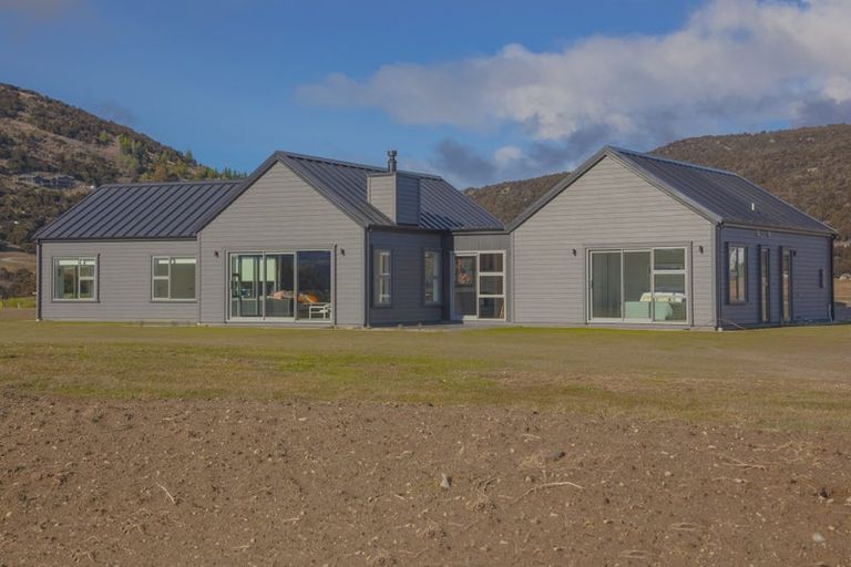 Photo of property in 10 Olsen Place, Kinloch, 3385