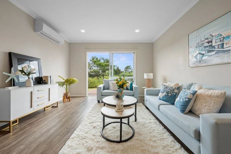 Photo of property in 5 Iwinuku Crescent, Wattle Downs, Auckland, 2103