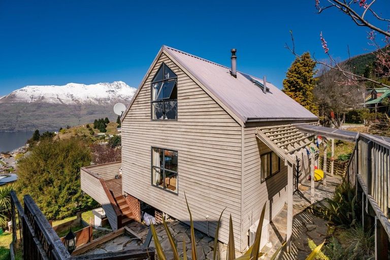 Photo of property in 8 Caples Place, Fernhill, Queenstown, 9300