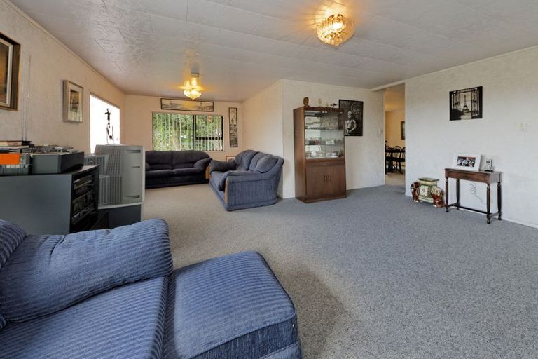 Photo of property in 18 Madigan Place, Glendene, Auckland, 0602
