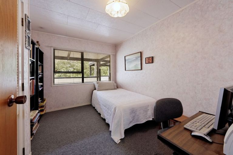 Photo of property in 18 Madigan Place, Glendene, Auckland, 0602