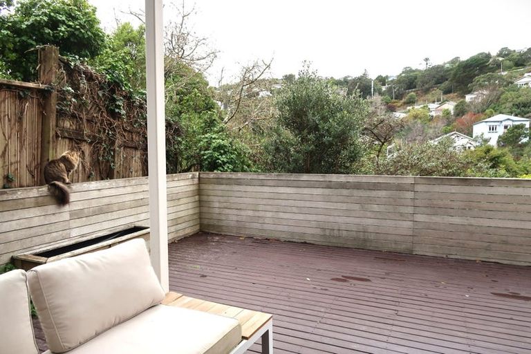 Photo of property in 23 Tiketike Way, Brooklyn, Wellington, 6021