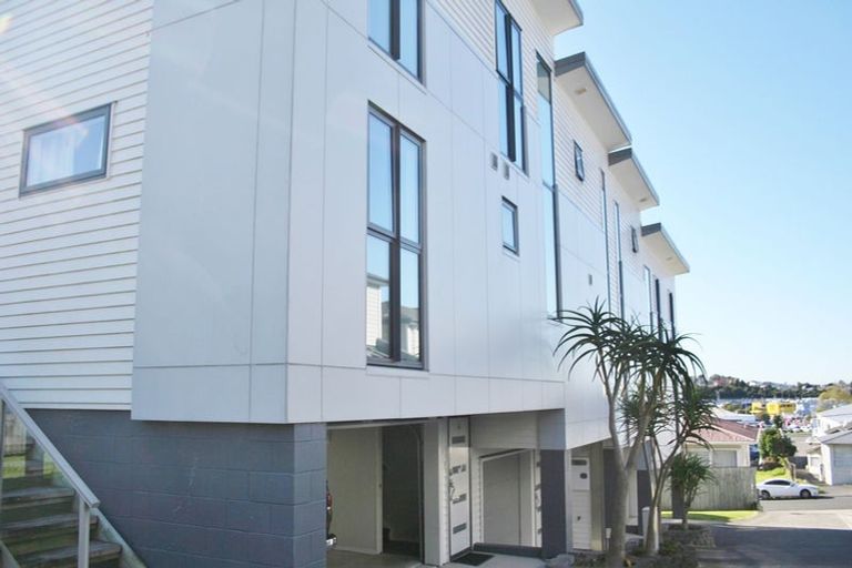 Photo of property in 16b Woodall Place, Totara Vale, Auckland, 0627