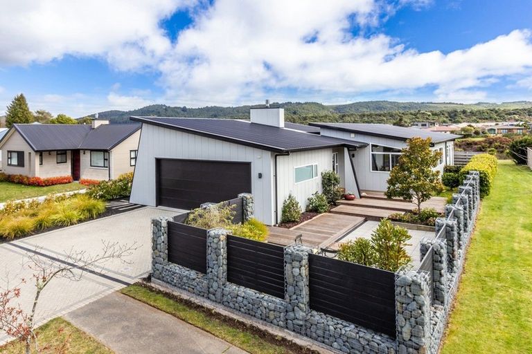 Photo of property in 18 Lakemere Way, Kinloch, Taupo, 3377