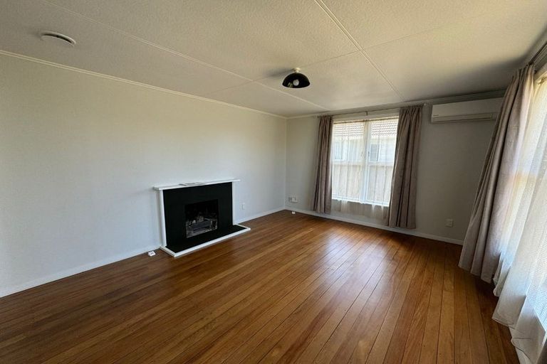Photo of property in 56 Kelwyn Road, Kelston, Auckland, 0602