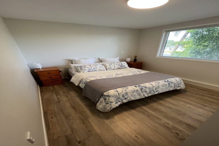 Photo of property in 11 Longcroft Terrace, Newlands, Wellington, 6037