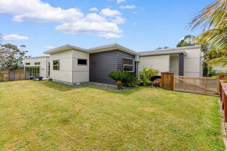 Photo of property in 10e Long Place, Frankleigh Park, New Plymouth, 4310