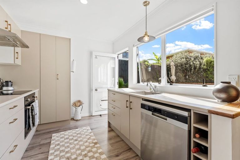 Photo of property in 2/4 Kenneth Hopper Place, Manly, Whangaparaoa, 0930