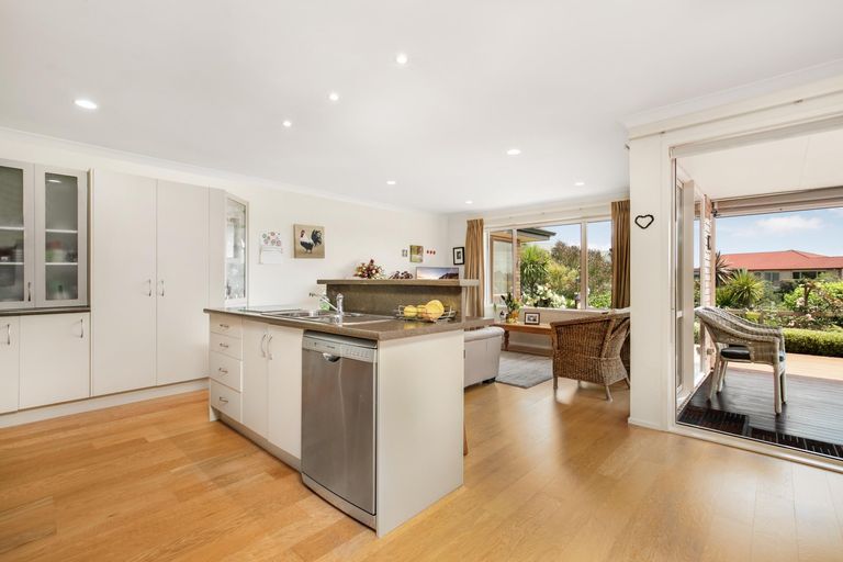 Photo of property in 14 Stranraer Crescent, Wattle Downs, Auckland, 2103