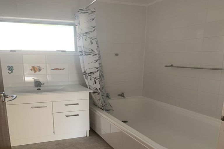 Photo of property in 1/4 Mahuta Grove, Northcote, Auckland, 0627
