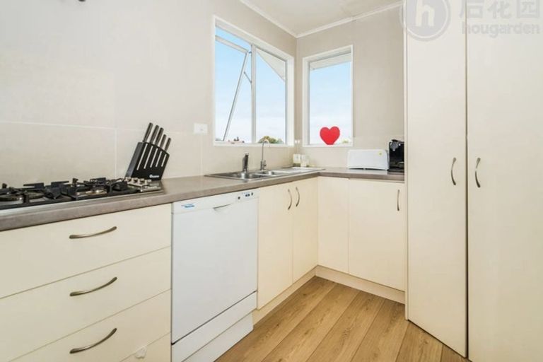 Photo of property in 27 Lambrown Drive, Totara Vale, Auckland, 0629