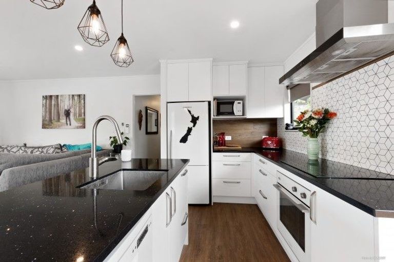 Photo of property in 1/9 Vardon Road, Green Bay, Auckland, 0604