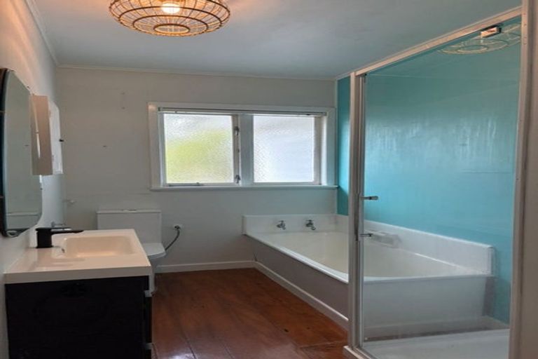 Photo of property in 17b Brookfield Road, Te Atatu Peninsula, Auckland, 0610