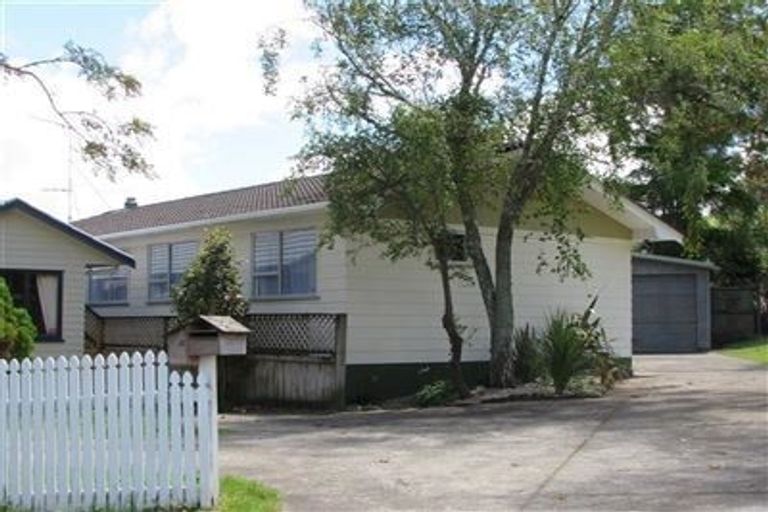 Photo of property in 4 Ballial Place, West Harbour, Auckland, 0618