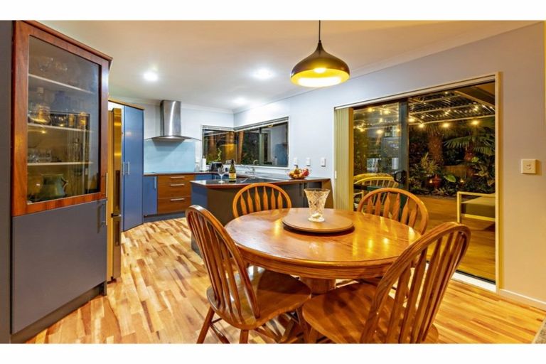Photo of property in 8 Atlantic Place, Goodwood Heights, Auckland, 2105