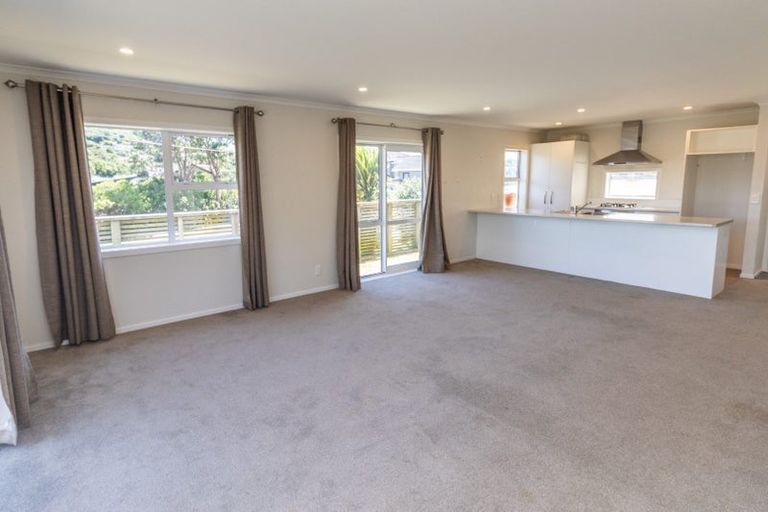 Photo of property in 1/20 Glanmire Road, Newlands, Wellington, 6037