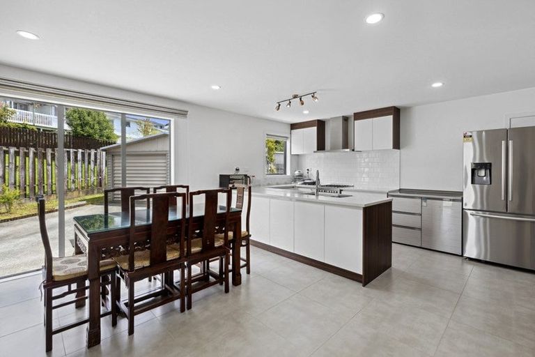 Photo of property in 3 Julia Place, Totara Vale, Auckland, 0629