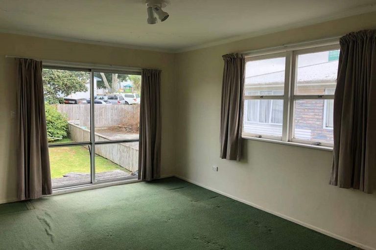 Photo of property in 208 Sunnynook Road, Totara Vale, Auckland, 0627